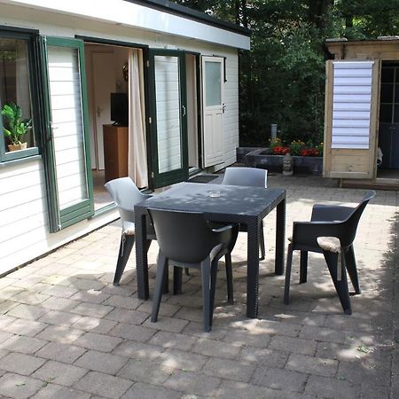 Sfeervolle Chalet Met Terras, H14 De Veldkamp, Epe, Voor 4 Personen Villa Luaran gambar