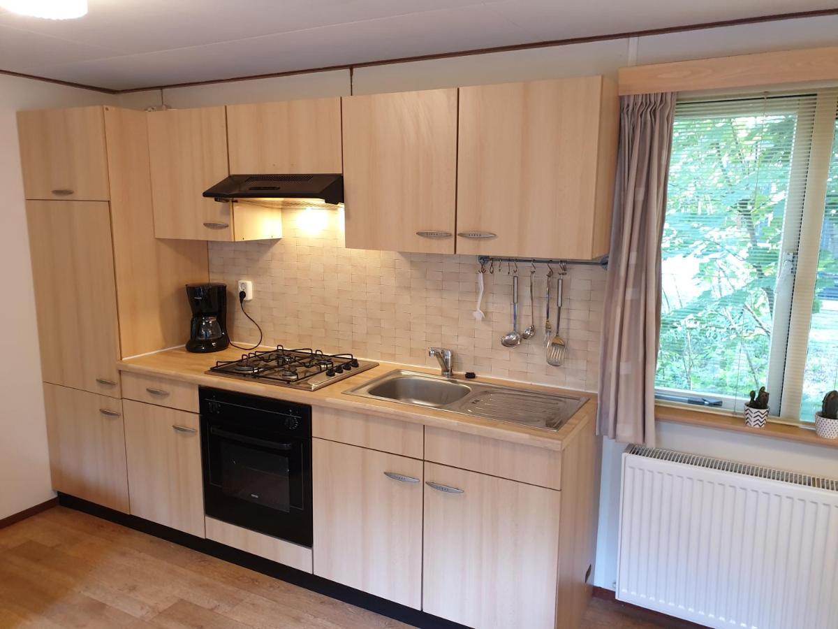 Sfeervolle Chalet Met Terras, H14 De Veldkamp, Epe, Voor 4 Personen Villa Luaran gambar